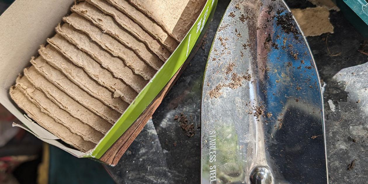trowel and plant pots
